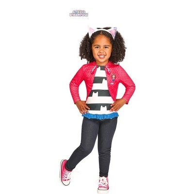 Criança com casaco rosa, vestido riscas preto e branco e acessórios de orelhas de gatinho