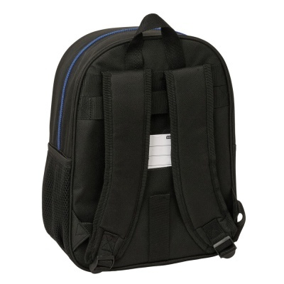 Mochila preta com alças acolchoadas e etiqueta branca para identificação