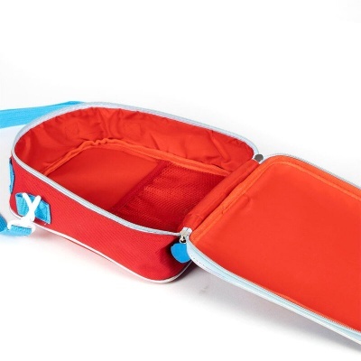 Estojo vermelho com interior laranja aberto, com fecho e alça azuis