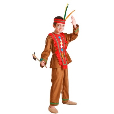 Criança com fato indígena castanho e acessórios coloridos