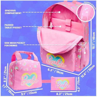 mochila rosa Barbie com bolsa e estojo, detalhes em amarelo, azul e branco, fundo azul