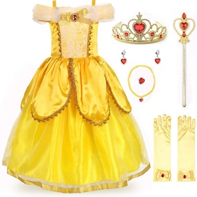 Conjunto de vestido amarelo de fantasia infantil com acessórios dourados e vermelhos.