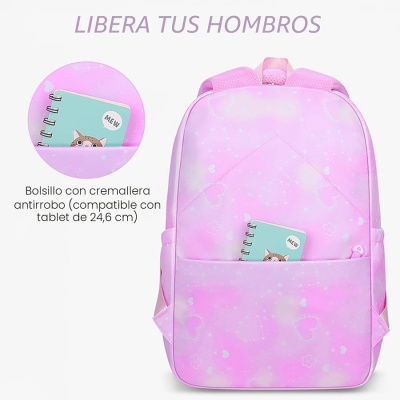 Mochila rosa com padrão de corações e estrelas e bolso frontal com caderno e textos em espanhol.