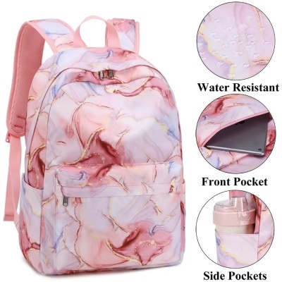 Mochila rosa com padrão abstrato e bolsos