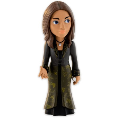Boneco de personagem feminina com vestido longo e colar