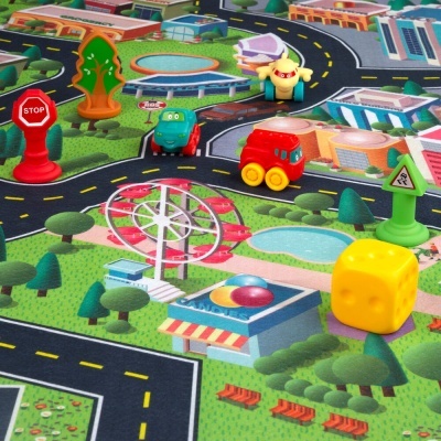 Tapete infantil colorido com estradas e brinquedos de carros e sinais de trânsito