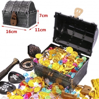 Baú de pirata plástico preto e castanho com moedas douradas e pedras coloridas.