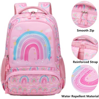 Mochila cor-de-rosa com padrão de arco-íris colorido e bolsos laterais em rede.