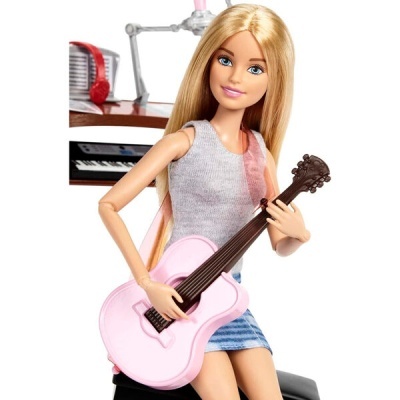 Boneca loira com guitarra em forma de coração rosa