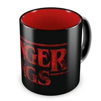 Caneca preta com texto vermelho Stranger Things e interior vermelho
