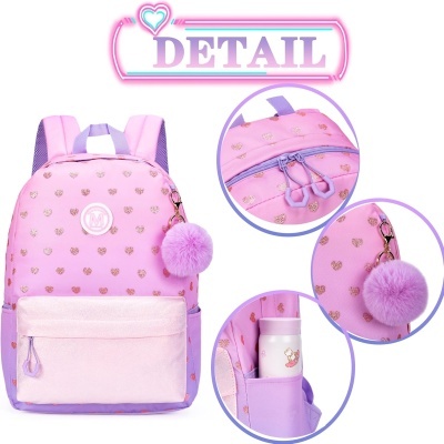 Mochila rosa com corações dourados e detalhes lilás com pompom