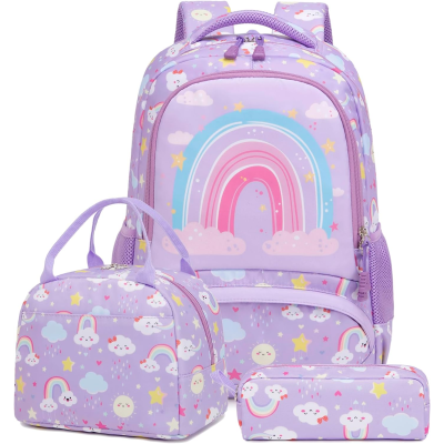 Conjunto lilás com mochila, bolsa térmica e estojo com desenhos de arco-íris e nuvens sorridentes