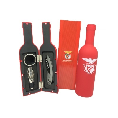 Conjunto de vinho vermelho com acessórios e caixa com logotipo do Benfica