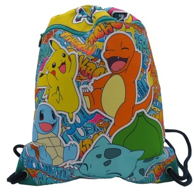 Saco mochila estampado com personagens de Pokémon coloridos sobre fundo amarelo e azul
