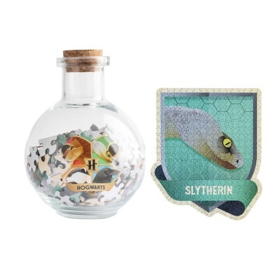 Frasco de vidro transparente com puzzle e escudo verde Slytherin