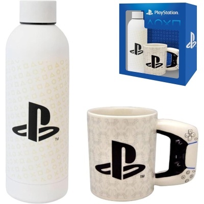 Conjunto com garrafa e caneca branca com símbolos PlayStation e pega da caneca em forma de comando, em caixa azul