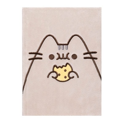 Caderno bege com desenho bordado de gato a comer biscoito