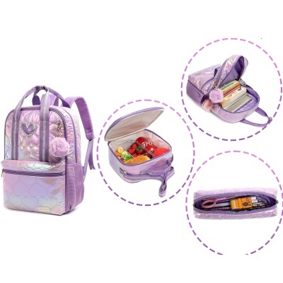 Mochila roxa clara com padrão escamas e chaveiro pompom, com vários compartimentos e objetos guardados