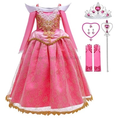 Vestido de princesa rosa com acessórios como coroa, colar, brincos, varinha e luvas