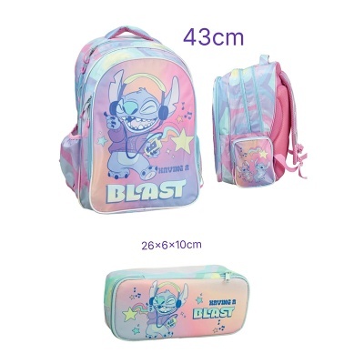 Mochila e estojo estampados com Stitch e texto HAVING A BLAST em cores pastel.