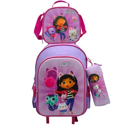 Mochila, bolsa e estojo decorados com personagens do Gabbys Dollhouse em rosa e lilás.