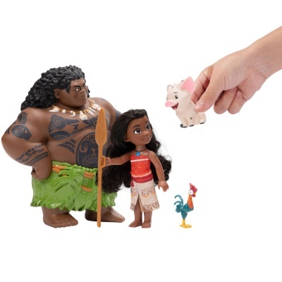 Figuras de ação de personagens havaianos com uma mão segurando uma pequena lebre.