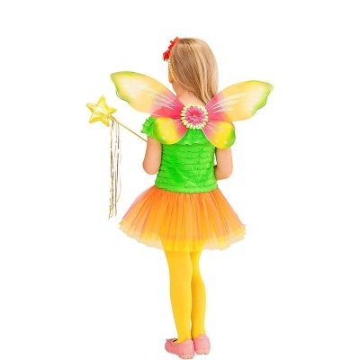 Menina vestida com fantasia de fada colorida vista de costas