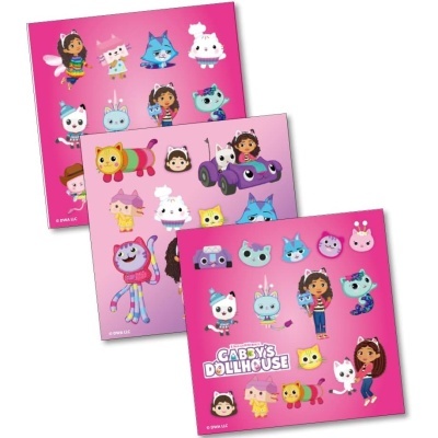 Três folhas de autocolantes de personagens de desenho animado Gabby's Dollhouse em fundo rosa e lilás