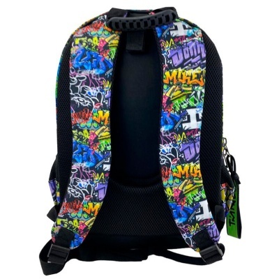 Mochila com alças coloridas com padrão graffiti e painel traseiro preto