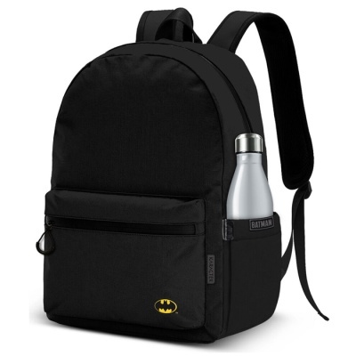 Mochila preta com logo Batman amarelo e garrafa metálica prateada na lateral