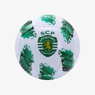Bola de futebol Sporting Portugal branca com detalhes verdes e emblema do clube.