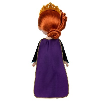 Boneca com capa roxa, cabelo ruivo e coroa dourada vista de costas
