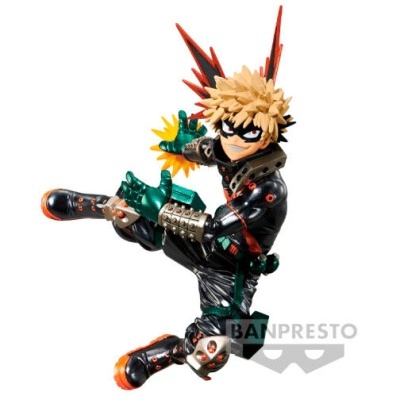 Figura de ação Banpresto de personagem com fato preto e cabelo loiro em pose de chute