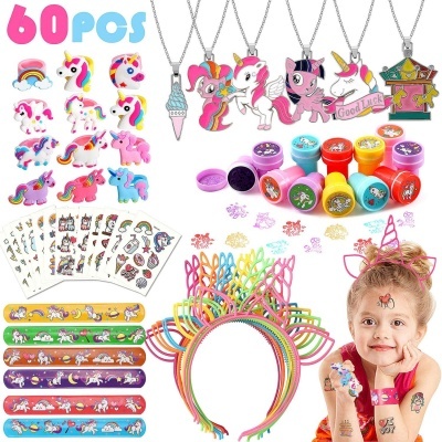 Conjunto de acessórios e carimbos coloridos com tema de unicórnio para crianças.