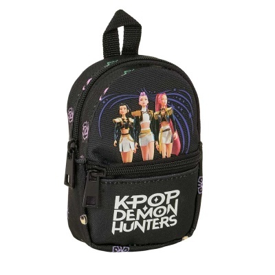 Mochila preta pequena com design K-POP DEMON HUNTERS e personagens femininas.