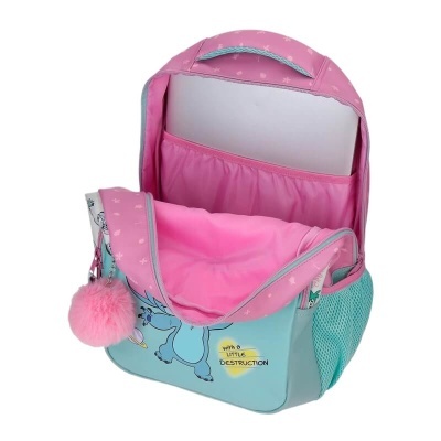 Mochila azul e rosa com desenho animado e chaveiro de pompom