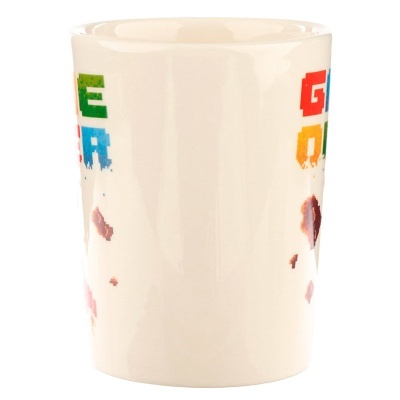 Caneca branca com texto colorido e manchas castanhas