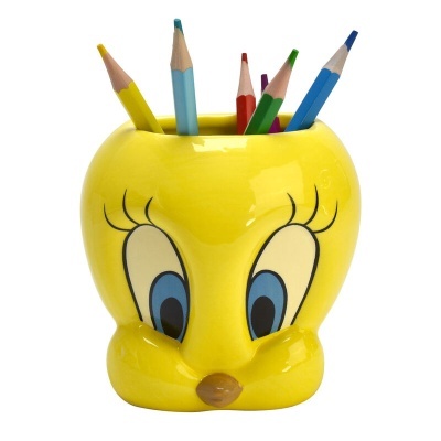 Porta-lápis cerâmico amarelo em forma da cara do Tweety com lápis de cor