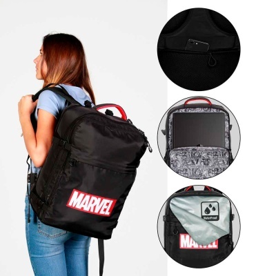 Mochila preta Marvel com vários compartimentos e detalhes, usada por uma pessoa com roupa casual