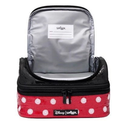 Mochila ou lancheira vermelha com bolas brancas, interior cinzento e etiqueta Disney Smiggle