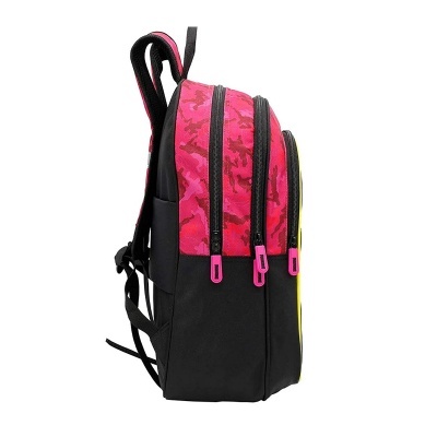 Mochila preta com rosa em fundo branco
