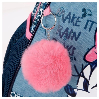 Chaveiro bola de pelo rosa pendurado em mochila azul com detalhes em rosa e frase 