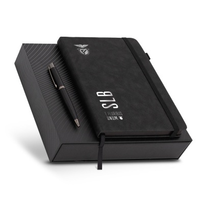 Conjunto de caderno preto com caneta e caixa preta para presente.