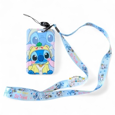 Cartão de identificação azul e amarelo com personagem Stitch e cordão azul com desenhos e texto