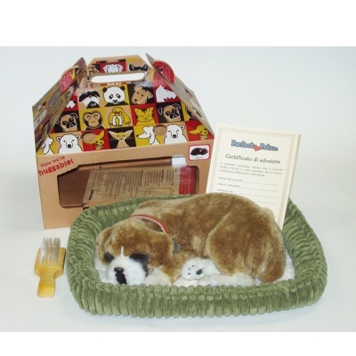 Peluche de cão a dormir numa cama, certificado e embalagem colorida com imagens de animais