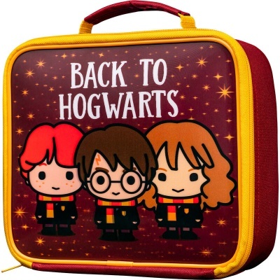 Mala quadrada vermelha e amarela com desenho de personagens de Hogwarts e texto BACK TO HOGWARTS