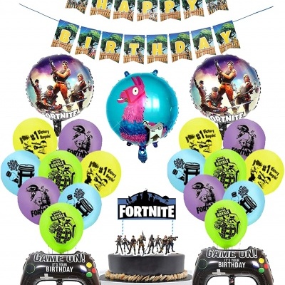 Decoração de festa Fortnite com balões, faixa Happy Birthday e bolo temático.