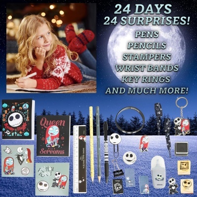 Conjunto de 24 surpresas temáticas de 'Nightmare Before Christmas' incluindo canetas, lápis, carimbos, pulseiras e chaveiros com personagens Jack Skellington e Sally.
