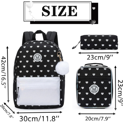 Mochila, estojo e lancheira pretos com corações brancos e chaveiro pompom.