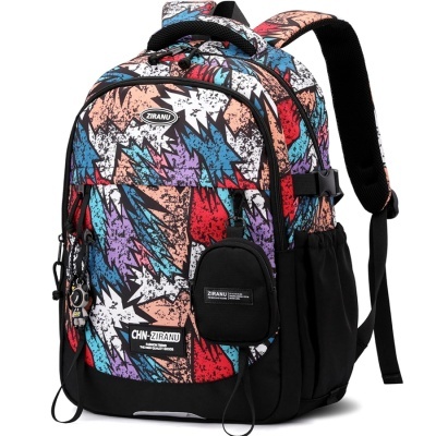 Mochila colorida com padrão geométrico e estojo pequeno preto colado
